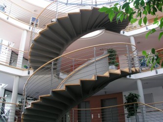 Wendeltreppen aus Stahl mit Holzstufen