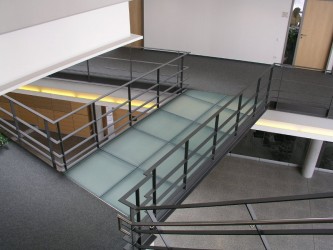Glaspodest-mit-Stahlgeländer-in-Göppingen