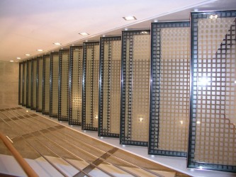 Glasstufen der Stahlwangentreppe von oben