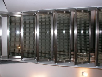 Glasstufen der Stahlwangentreppe von unten