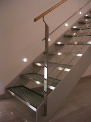 Stahlwangentreppe mit Edelstahlgeländer und Glasstufen
