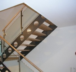 Stahltreppe mit Flachstahlwangen und Glasgeländer